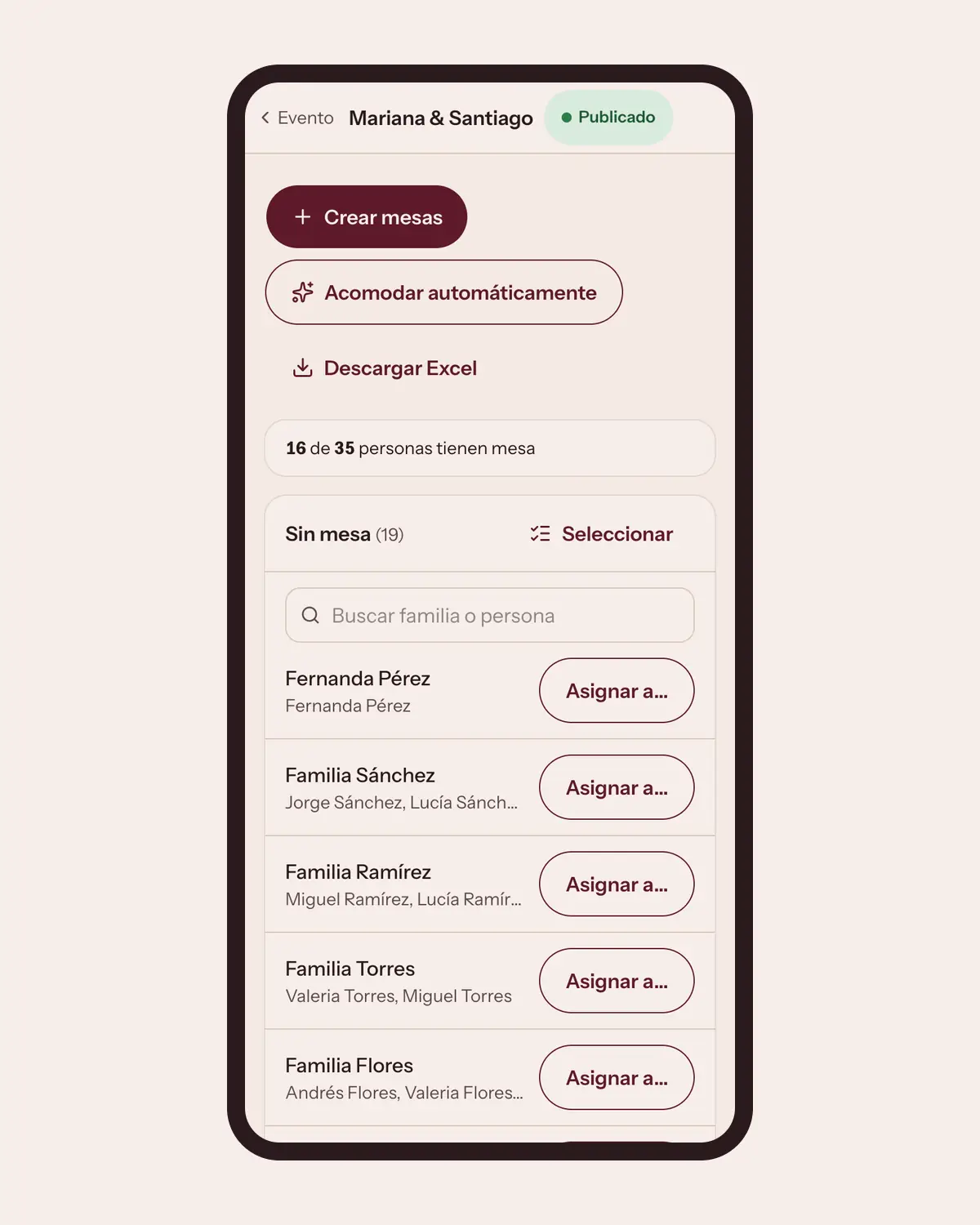 Pantalla de Mesas de Llégale en un celular: personas con mesa, botones para acomodar automáticamente y mesas con sus lugares