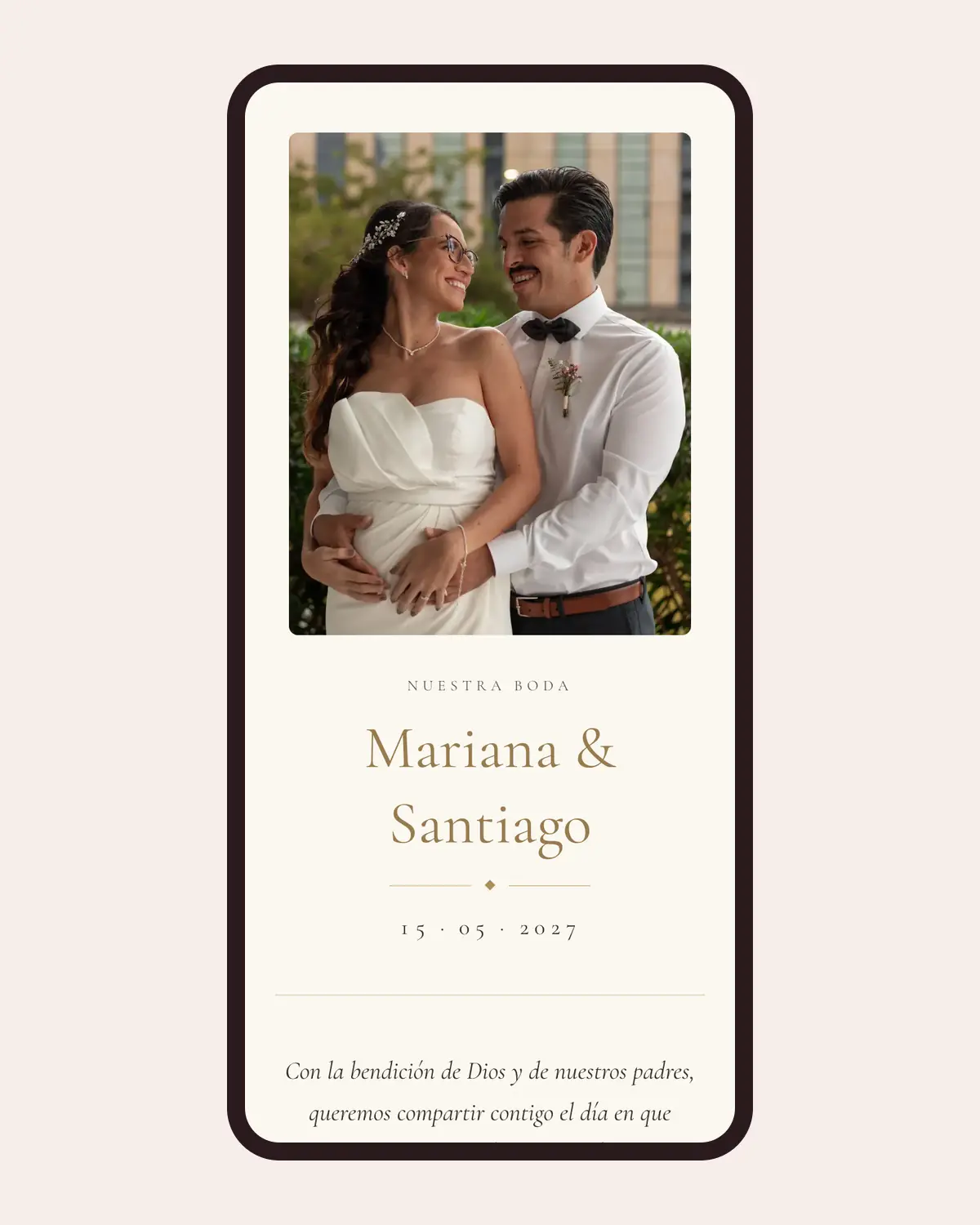 Portada de una invitación digital de boda de Llégale con el diseño Carta, vista en un celular