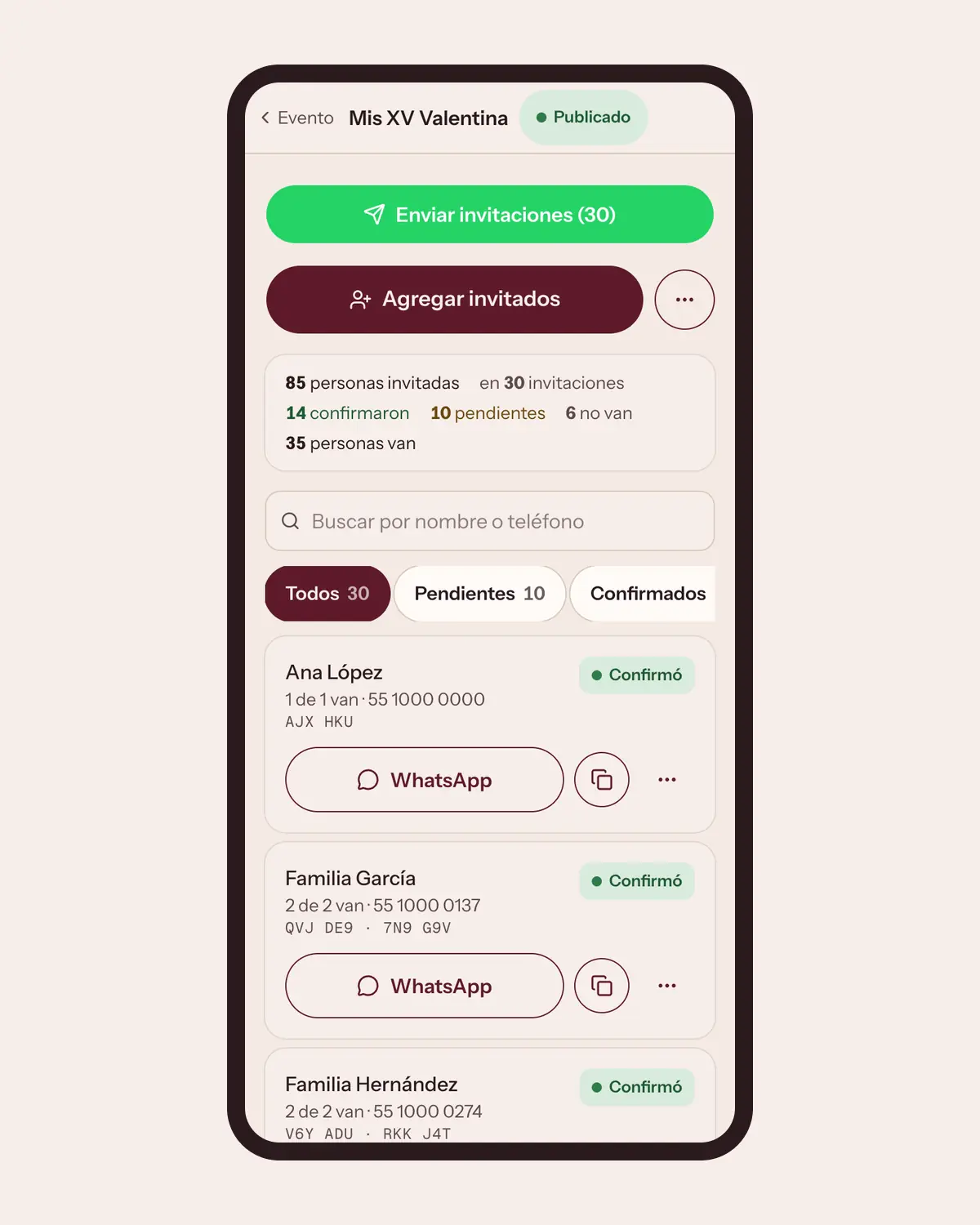 Panel de Llégale en un celular con la lista de invitados de unos XV años y las confirmaciones de cada familia