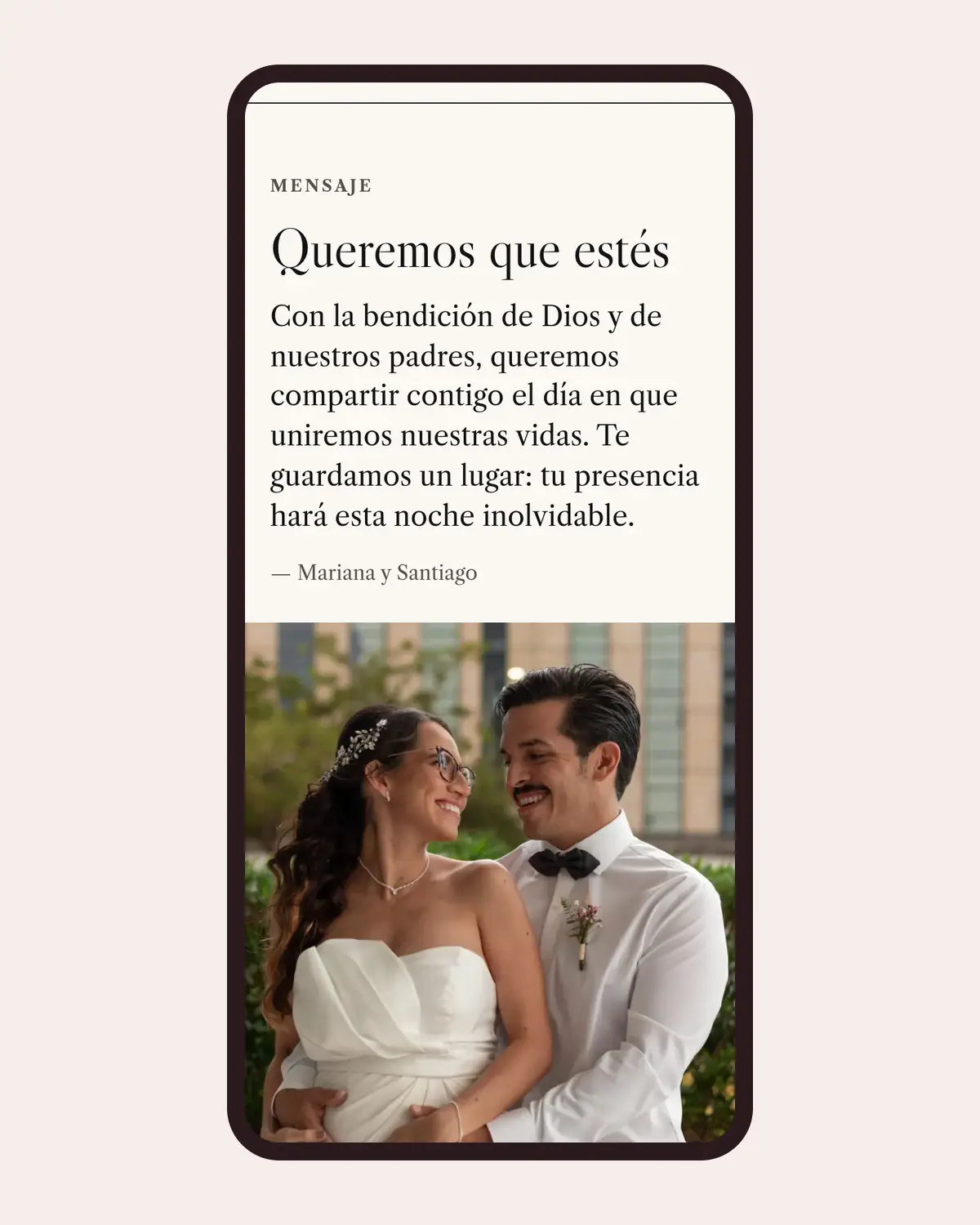 Mensaje de bienvenida de una invitación de boda de Llégale con el diseño Tipográfica, vista en un celular