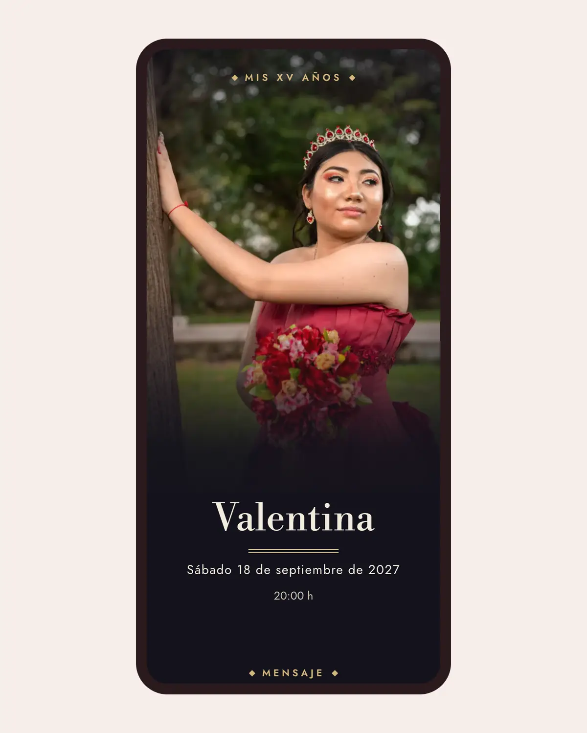 Portada de una invitación digital de XV años de Llégale con el diseño Gala en un celular, con el nombre de la quinceañera y la fecha
