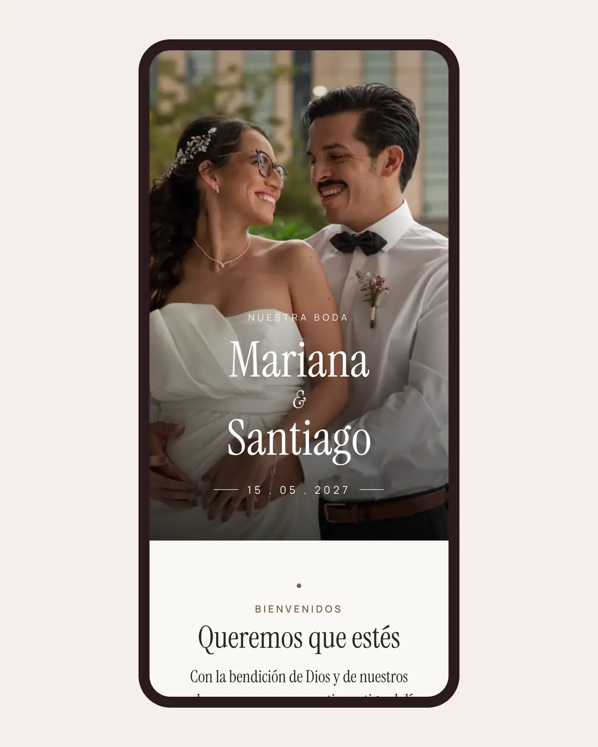 Portada de una invitación de Llégale con el diseño Retrato en un celular, con la foto de la pareja a pantalla completa